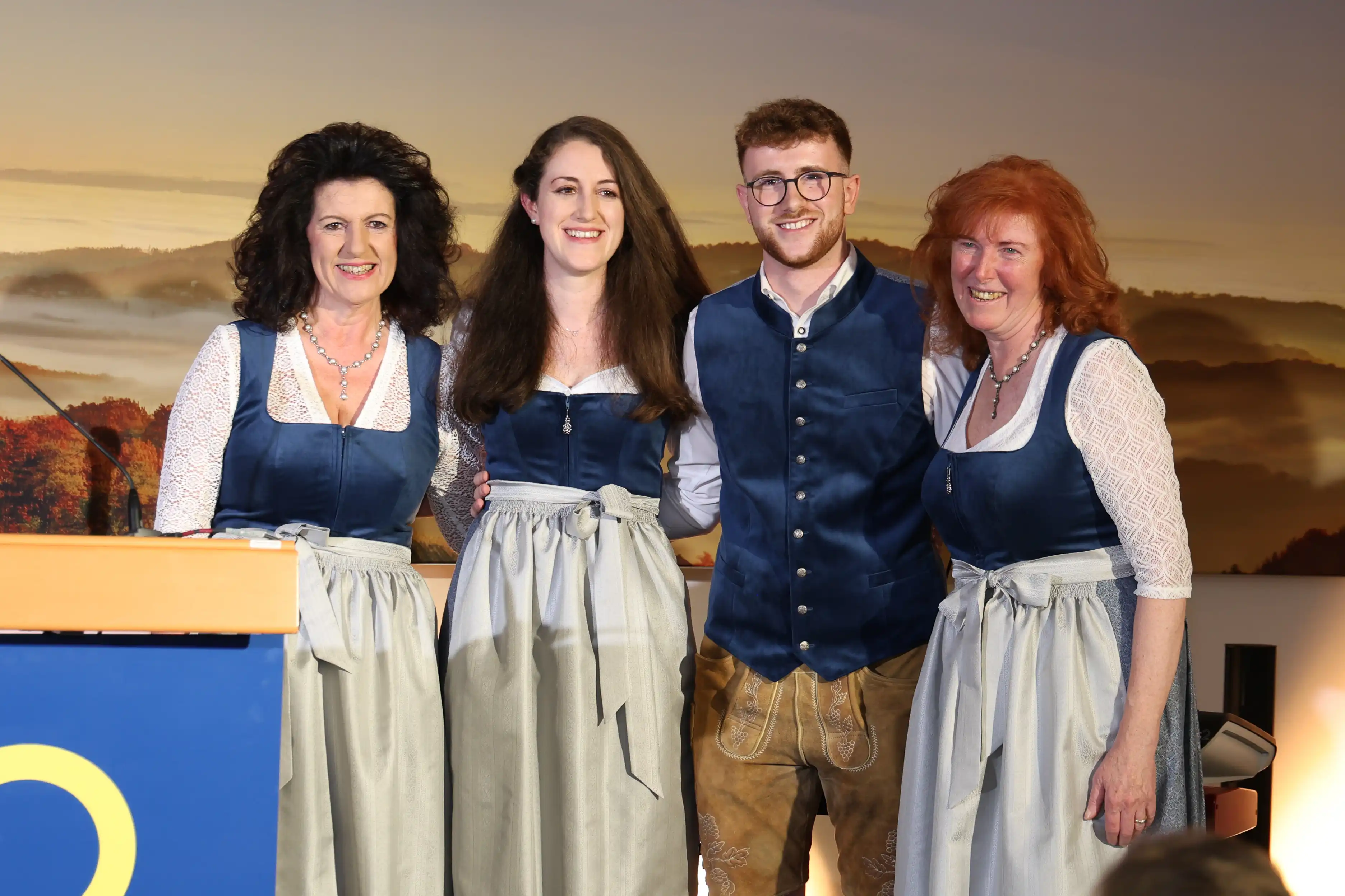 Übergabe Landeswappen mit Marco Triller und den Geschäftsführerinnen